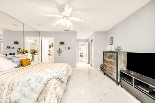 Building Photo - 18615 Breezy Palm Way