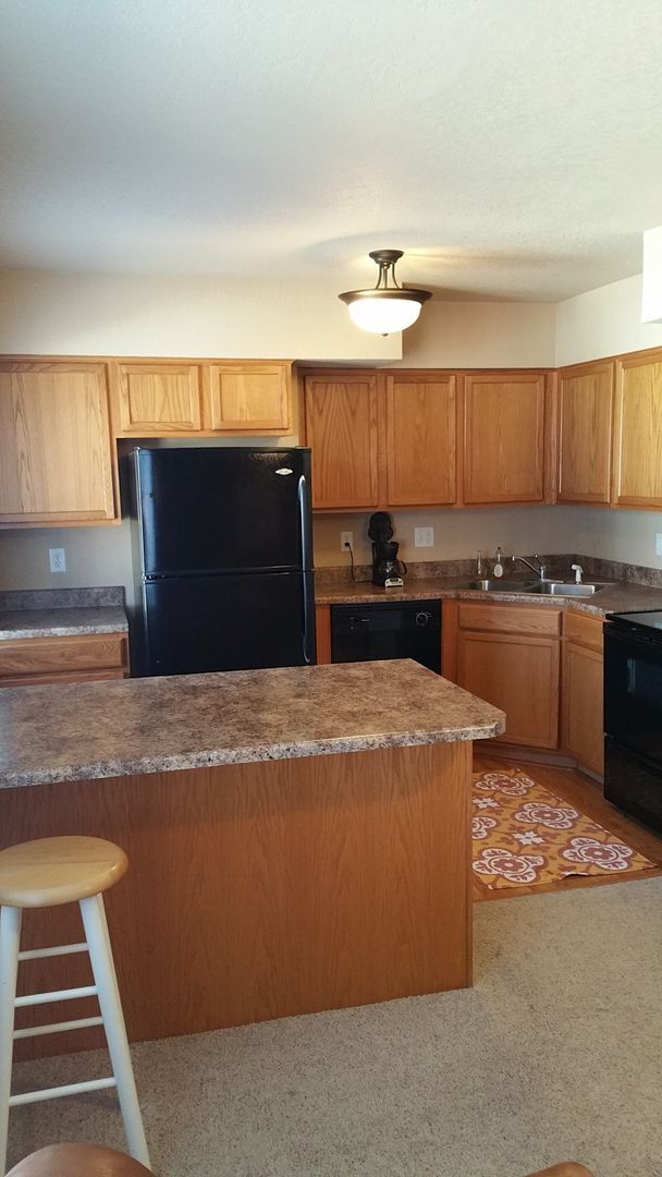 Building Photo - 1 bedroom, 1 bath apartment close to UIHC,...