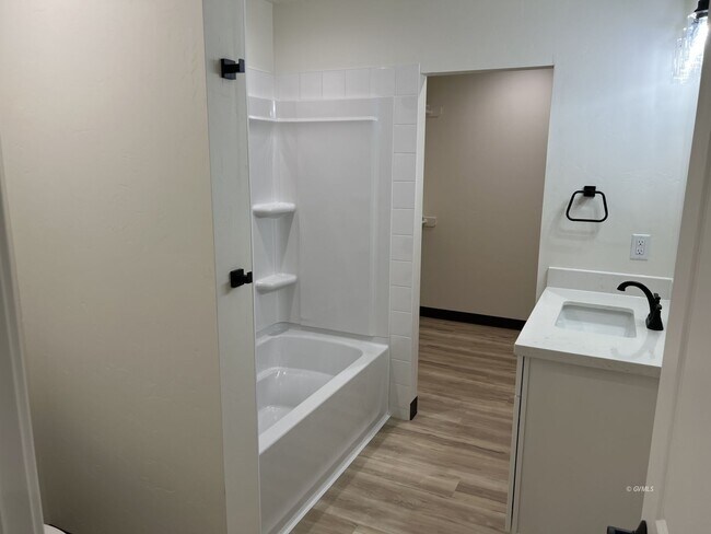 Building Photo - 172 Plex Cir