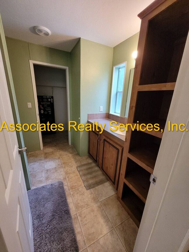 Building Photo - Remodeled and just on the Market!