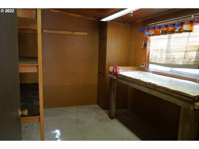 Building Photo - 485 Myeena Loop