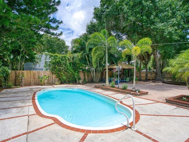 Building Photo - 1127 S Osprey Ave