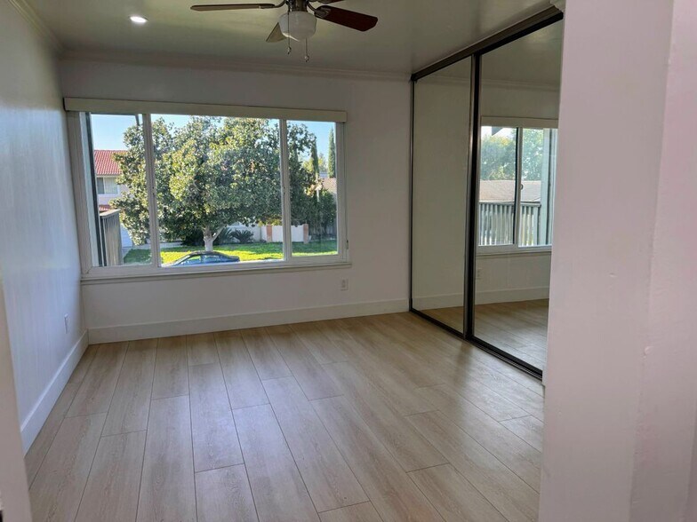 Building Photo - 4894 Rue Le Mans