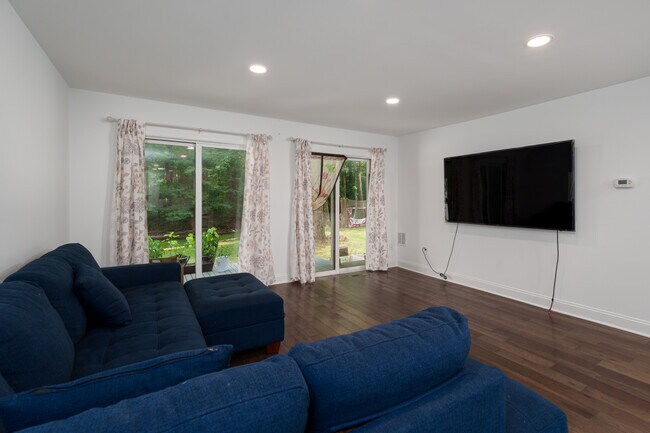 Building Photo - 211 Ross Stevenson Cir