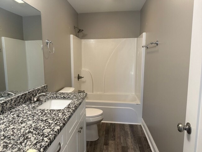 Building Photo - Beautiful 2 bed 1 bath Duplex