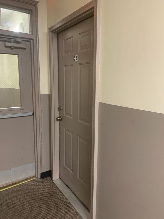 Building Photo - Available Now! Modern 1 Room Studio Apartment in Downtown York City Building