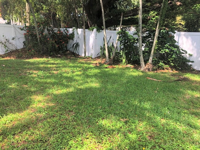 Building Photo - Private Fort Lauderdale FURNISHED 1/1 Avai...