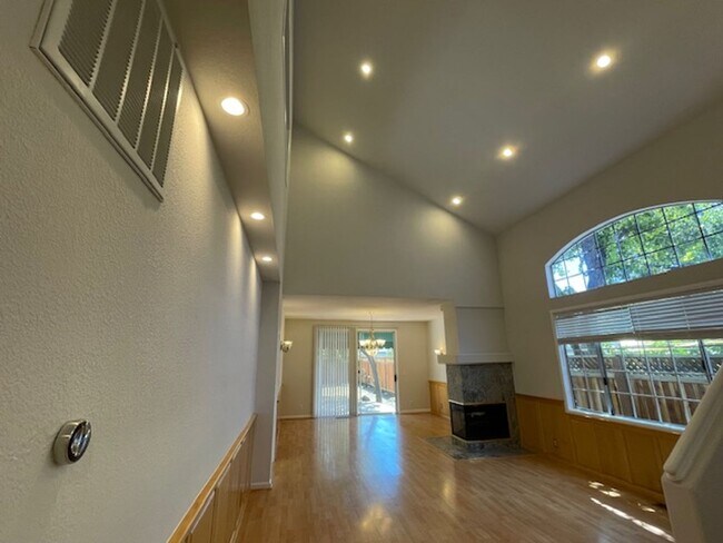 Building Photo - Spacious updated home with 3 downstairs be...