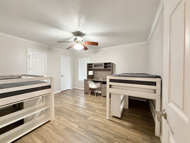 Building Photo - 42 Village Knoll Pl