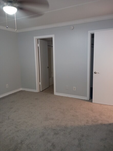 Building Photo - 4334 Ocean Dr