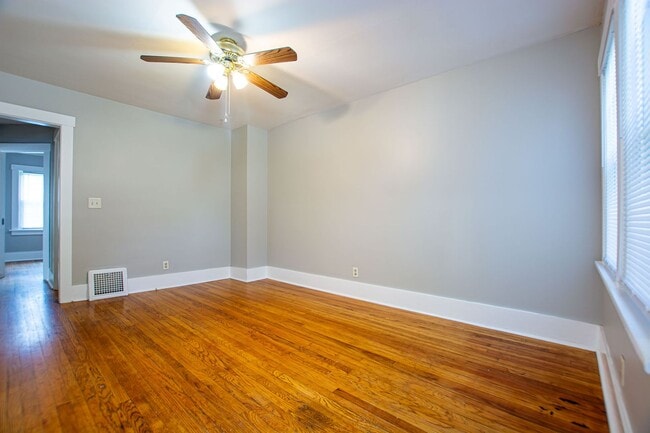 Building Photo - 2 Bedroom / 1 Bath Duplex with Garage in Askarben!