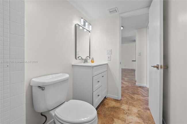 Building Photo - 20225 NE 34th Ct