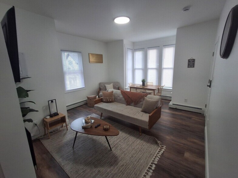 Building Photo - 23 Handy St