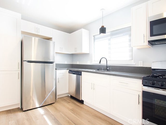 Building Photo - 2027 Vista Del Mar Ave