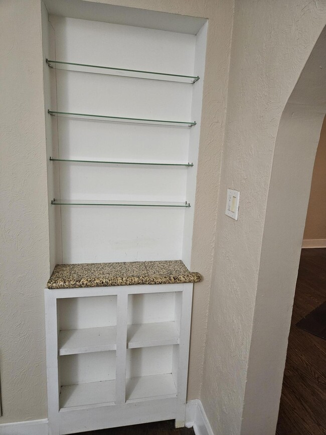 Building Photo - 619 S Kentwood Ave