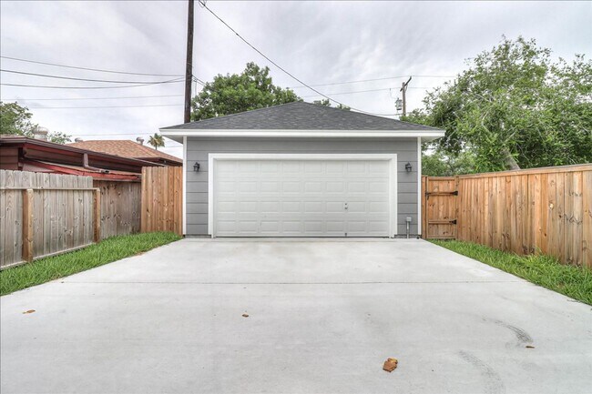 Building Photo - 5017 Moravian Dr