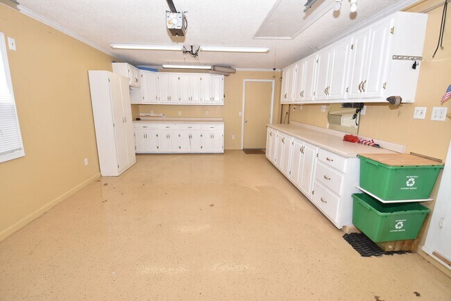 Building Photo - Great 3 bedroom Ranch in Elkhart