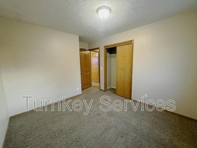 Building Photo - 2107 Queen Dr