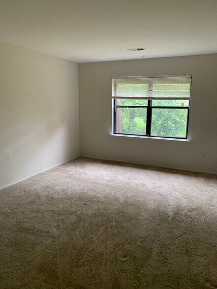 Building Photo - 107 Sharon Garden Ct