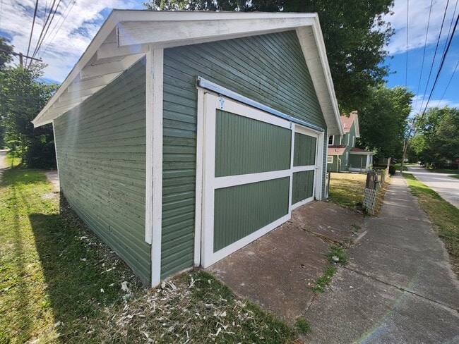 Building Photo - Spacious 5-Bedroom, 2-Bathroom Home AVAILA...