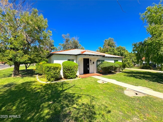 Primary Photo - 6 N Fraser Dr E