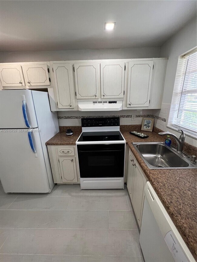 Building Photo - 501 Blue Heron Dr