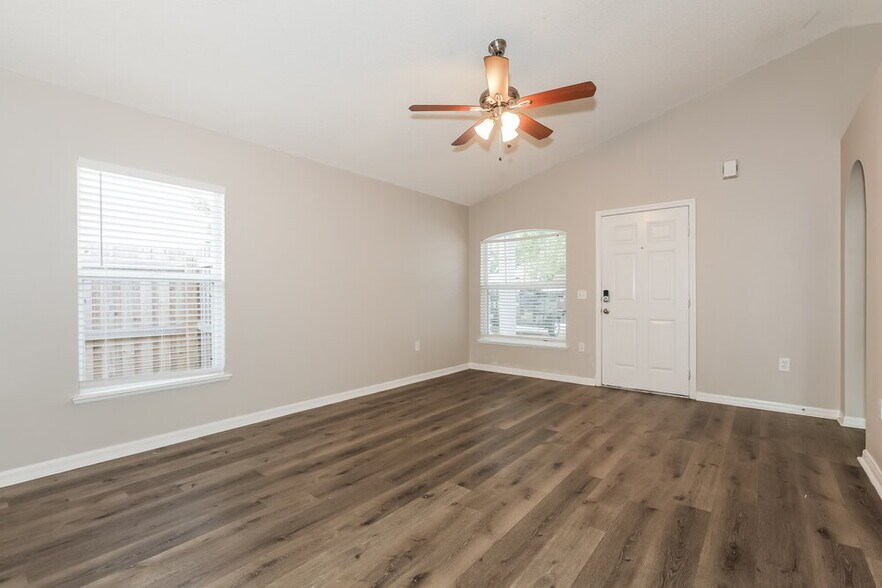 Building Photo - 30319 Birdhouse Dr