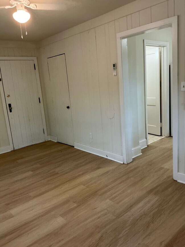 Building Photo - 1 Bedroom/ 1 Bath Cottage off Prince Avenue! Available soon!