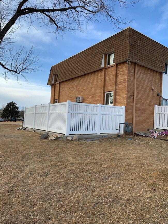 Building Photo - This is a MUST SEE 1 Bedroom, 2 Bath apartment in Loveland