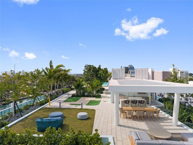 Building Photo - 9221 E Bay Harbor Dr