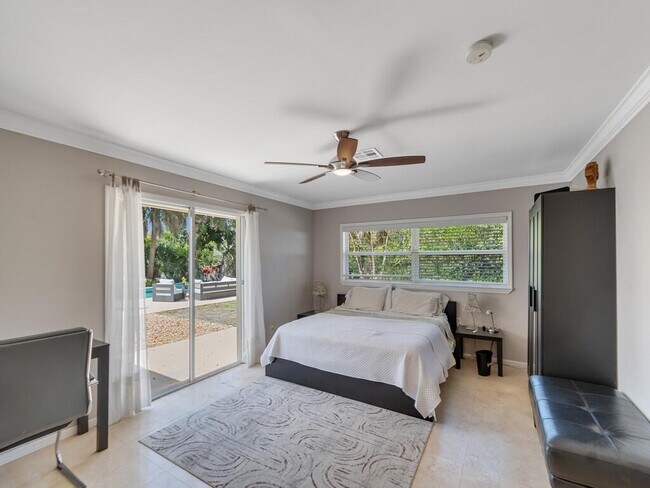 Building Photo - 527 E Causeway Blvd