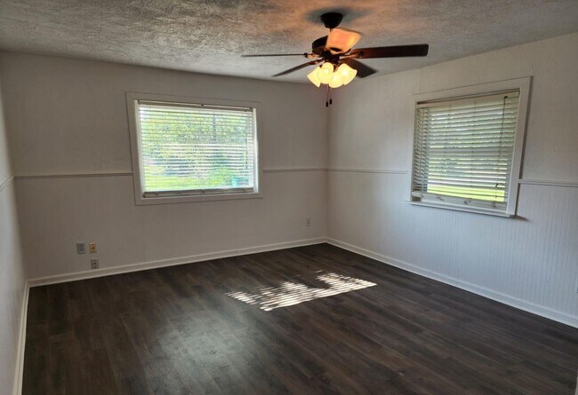 Building Photo - Beautiful house for Lease in Manor Downtow...