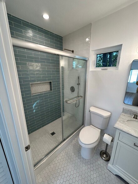 Building Photo - 223 E Cherry Ave