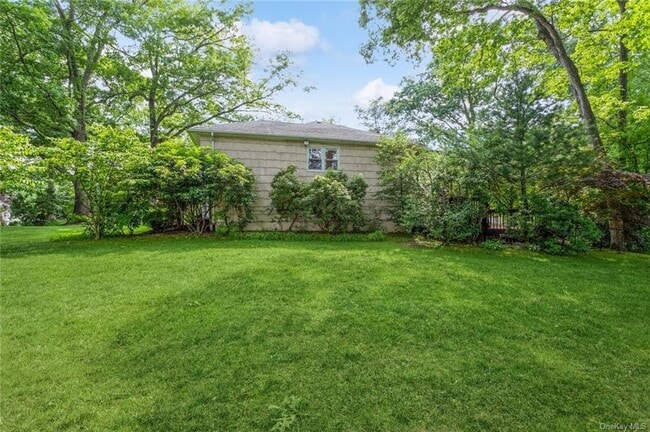 Building Photo - 2 Merion Dr