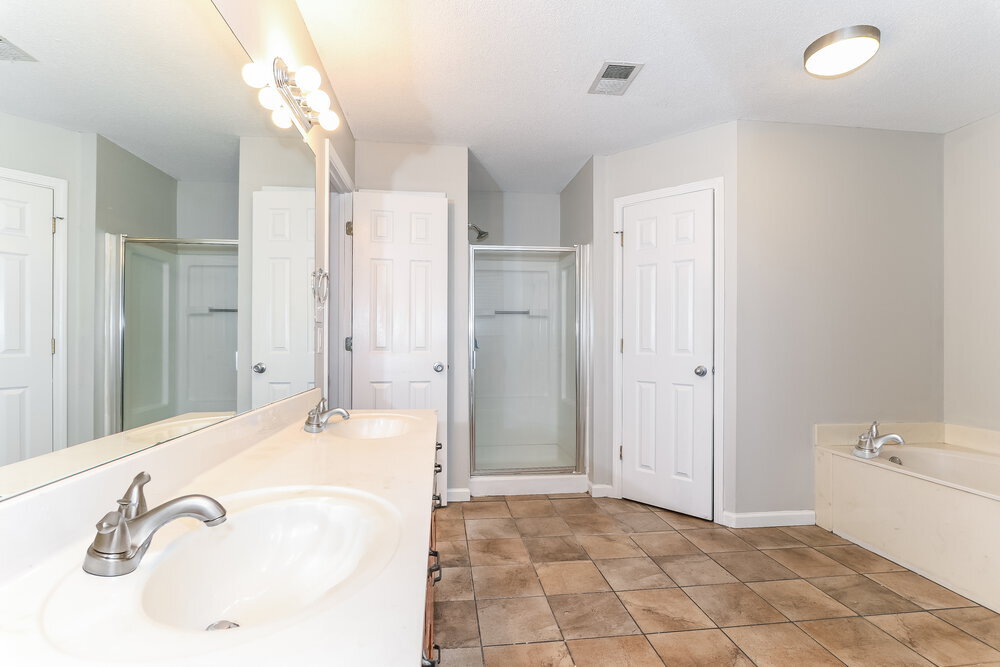 Building Photo - 7875 Sarah Ann Dr S