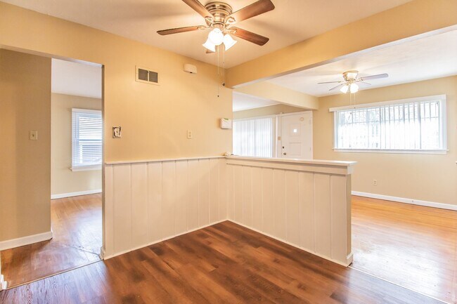 Building Photo - Lovely Large 3 Bedroom 1 1/2  Bath Ranch Style Home