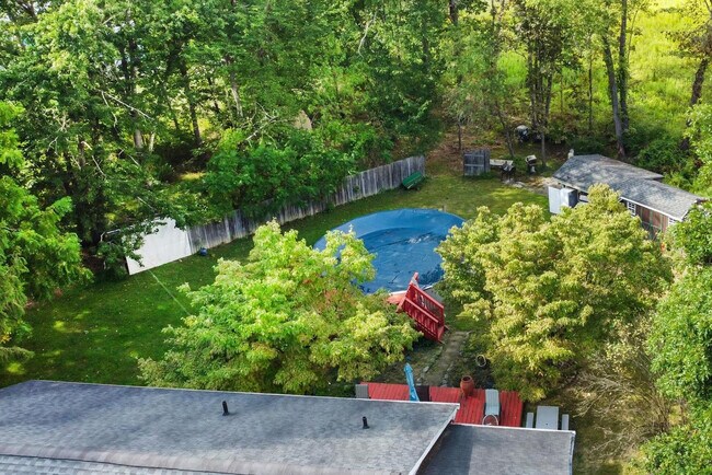 Building Photo - 247 Strawridge Rd