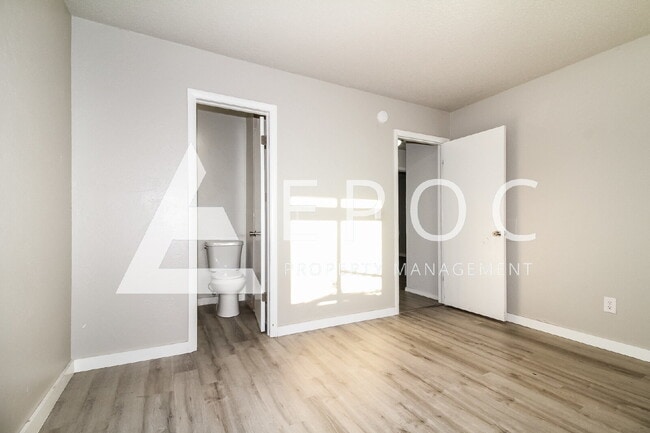 Building Photo - 409 Woodland Dr