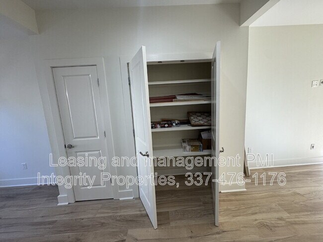 Building Photo - 113 Bayou St