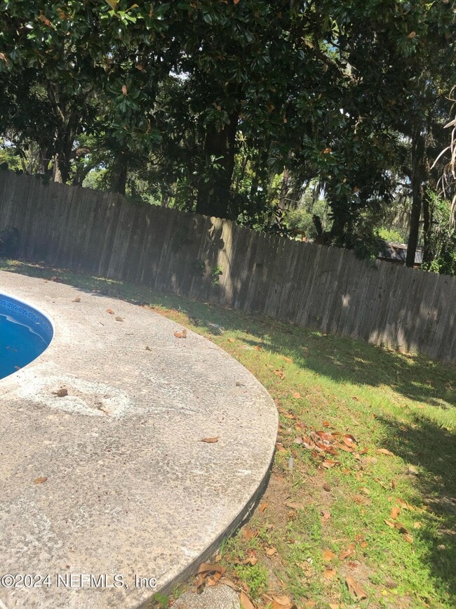 Building Photo - 421 Parkwood Dr