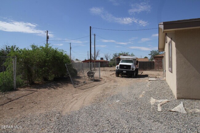 Building Photo - 9145 Begonia Pl