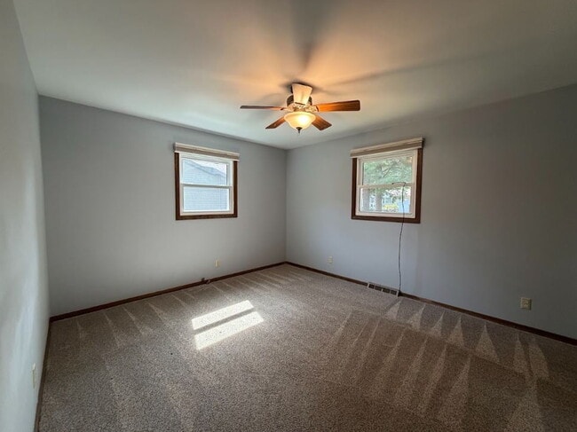 Building Photo - 3 Bedroom, 2.5 Bathroom Home with Fenced Yard & 2 Car Garage