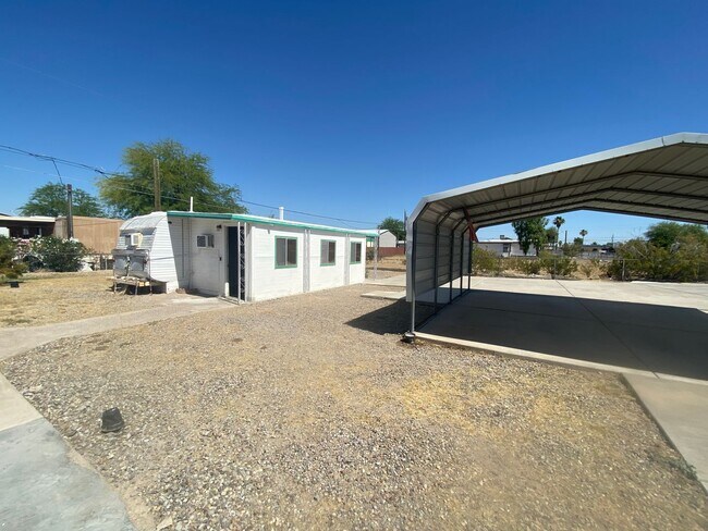 Building Photo - Unique and Spacious home
