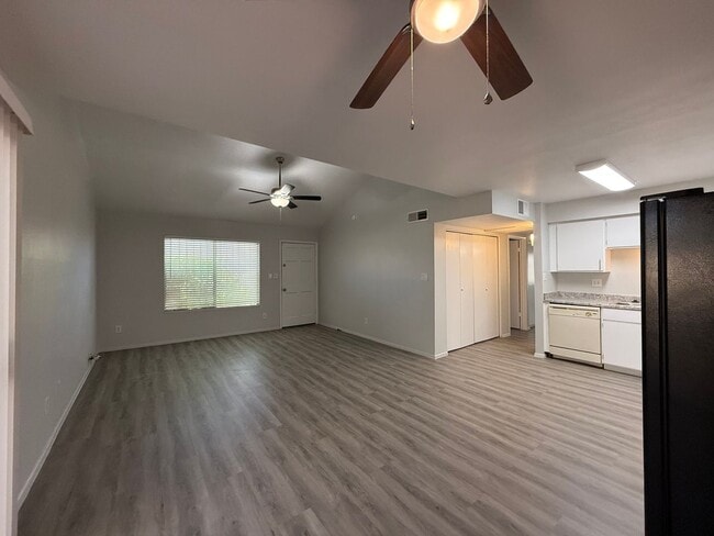 Building Photo - Renovated Glendale 3 Bedroom Condo with New Flooring