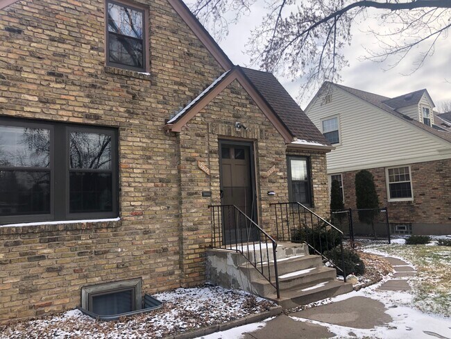Primary Photo - 5421 Chicago Ave
