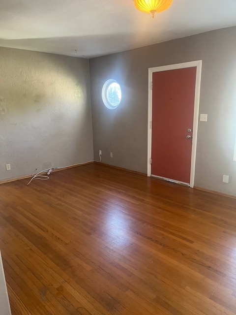 living room, front door - 625 W Maple St