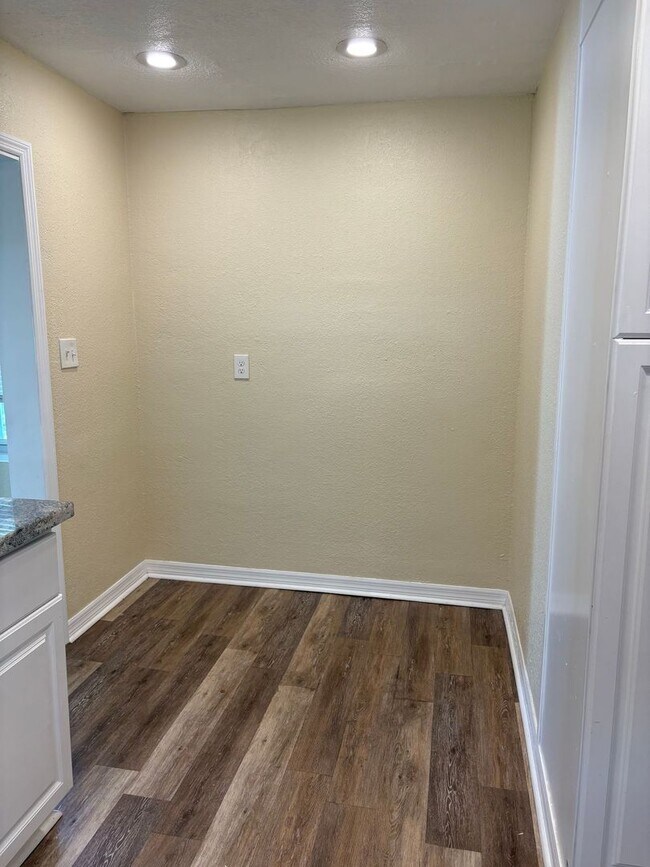 Building Photo - Beautifully Appointed 3/2 w Garage For Ren...