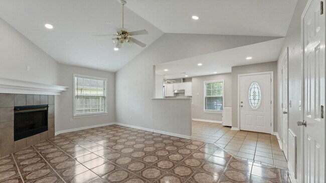 Building Photo - 905 SW Arrowhead Dr