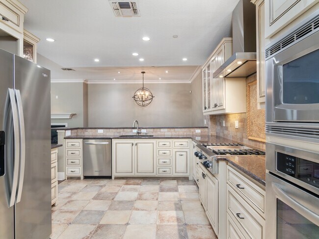 Building Photo - 123 Eaton St