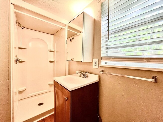 Building Photo - 904 1/2 Denton Street Unit